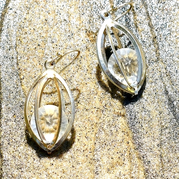 💞💗 Vintage Gold Tone Round Faceted Glass Stone Encased Caged Earrings - Picture 4 of 7